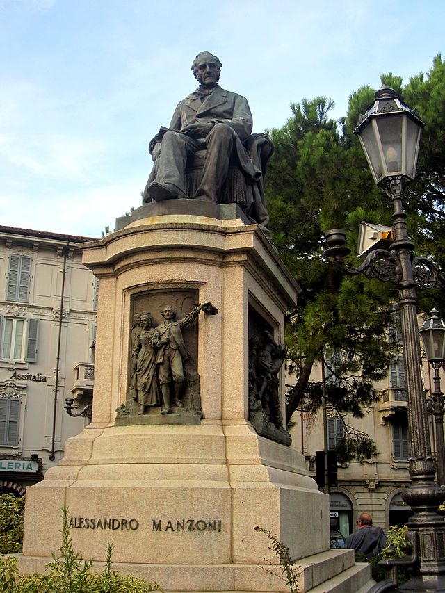 Statua di Alessandro Manzoni seduto su una poltrona